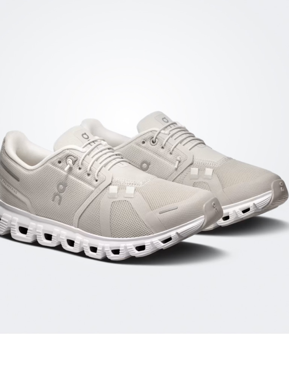 On Running Cloud woman’s Sneakers in pearl white and White